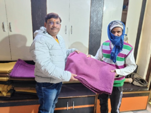 BLANKET DISTRIBUTION TO NEEDY PEOPLE AT HEAD OFFICE , AGRA – SVARG FOUNDAYION , INDIA